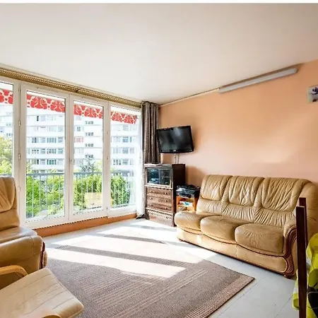 Δωμάτια σε οικογενειακή κατοικία Double Bedroom With Shared Bathroom & Kitchen, Paris